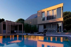 Cовременный проект дома с двускатной крышей и просторными большими мансардными окнами