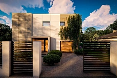 Современный двухэтажный дом с плоской кровлей и большим остеклением.