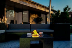 Компактный одноэтажный дом на фасаде с камнем и плитами.