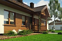 Аккуратный одноэтажный дом с деревянной отделкой на фасадах.