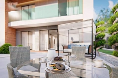 Современный двухэтажный дом с большим остеклением из сада и балконом на втором этаже.