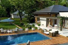 Современный дом с остроконечной крышей бунгало