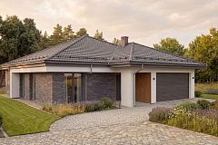 Современный одноэтажный проект дома с многоскатной крышей и гаражом на две машины