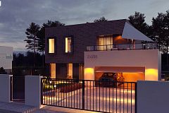 Проект двухэтажного дома с современным фасадом и удобным интерьером.