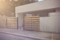 Современный одноэтажный дом хай-тек с навесом для автомобиля