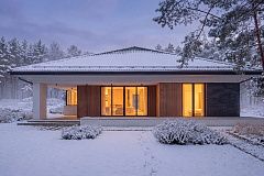 Современный одноэтажный проект дома с многоскатной крышей и гаражом на две машины