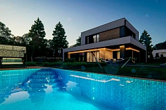 Cовременный двухэтажный дом с плоской крышей и гаражом на две машины.