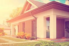 Проект комфортного одноэтажного дома с оригинальными фасадными окнами на чердаке.