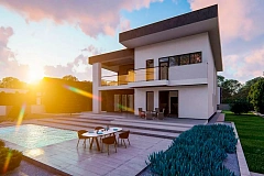 Современный двухэтажный дом с плоской кровлей