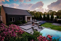 Проект традиционного одноэтажного дома с двускатной крышей.