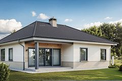 Практичный одноэтажный дом с 4-х скатной кровлей и угловым окном в кухне.