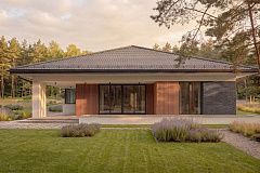 Современный одноэтажный проект дома с многоскатной крышей и гаражом на две машины