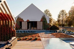 Современный дом с двускатной крышей и навесом под одно авто