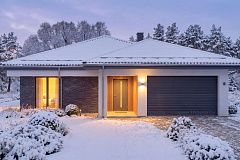 Современный одноэтажный проект дома с многоскатной крышей и гаражом на две машины