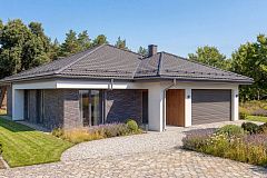 Современный одноэтажный проект дома с многоскатной крышей и гаражом на две машины