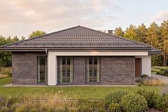 Современный одноэтажный проект дома с многоскатной крышей и гаражом на две машины