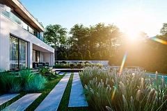 Современный двухэтажный дом с плоской крышей и гаражом на 2 машины.