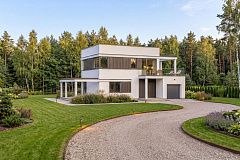 Современный элегантный дом с гаражом.