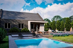 Проект традиционного одноэтажного дома с двускатной крышей.