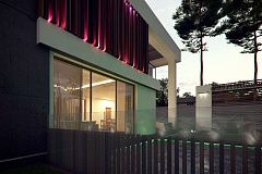 Проект дома в современном стиле с большими площадями остекления