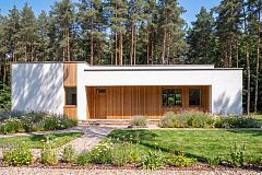 Современный комфортабельный одноэтажный дом с функциональным интерьером и уютной террасой.<br />
